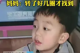 温暖！小男孩将生日蛋糕送给捡瓶子的老奶奶图片