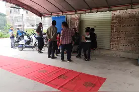 今天饮喜酒，拍摄了很多喜庆的场面。图片