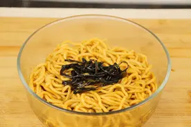 葱油拌面，只会炸香葱就大错特错啦，多加一点“料”，香气四溢图片