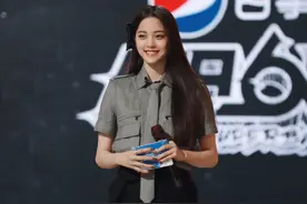 欧阳娜娜终于知道秀腿了，aj搭配半腿袜，显出“肉肉腿”太真实图片