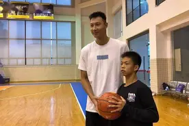 独臂少年张家城成励志榜样，参加广东与山西之战赛前跳球图片