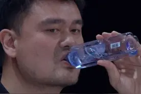 NBA球星是如何喝水的？奥尼尔像在喝口服液，伊巴卡直接喝桶装水图片