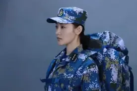 张天爱新剧变军花，身材不输超模，海军服英姿飒爽美出新高度图片
