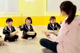 幼儿园老师给孩子换脏裤子，掉出的东西让其无奈，园长：请退园图片