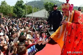 网红主播晒银行卡，里面有三个亿！当艺人果然好赚钱图片