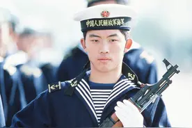 电影传得很神，如今却改装刺刀，军刺被淘汰是因太残忍还是不实用图片