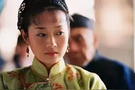 乔家大院那么富，为何日军侵华时不敢抢？看看乔家门口放了什么图片