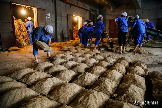 酿酒大师不传的三招鉴别真假白酒法，不懂酒的你也能轻松学会