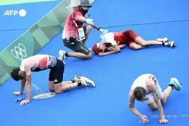 东京湾铁人三项多个选手狂吐，日本网友：水这么脏，我游我也吐图片