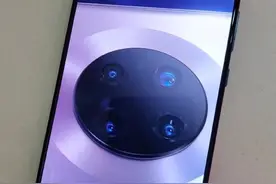 华为Mate 30系列真机亮屏图曝光 超窄下巴/8.8mm厚图片