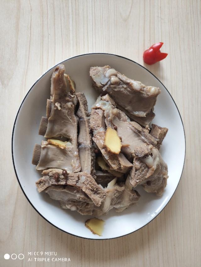 冷冻羊小排骨二斤不到30元，这么便宜膻味很浓，炖炖鲜美好香