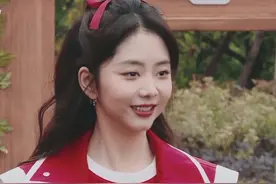 《奔跑吧》被忽略的女嘉宾，做游戏不说话发呆，杨颖一直暖心陪她图片