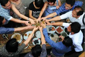 安徽人有多爱喝酒？喝酒喜欢炸雷子，母猪下崽也要摆酒图片