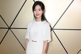 “超高女生人气”的万茜，穿小白裙演绎“少女情”，好养眼图片