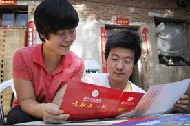 弟弟推着瘫痪姐姐上学13年，两人均考上大学，弟弟担忧谁来照顾姐图片