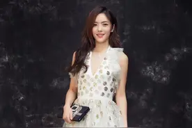 蔡文静惊艳亮相，身穿挂脖连衣裙美若天仙，小蛮腰大长腿一样不少图片