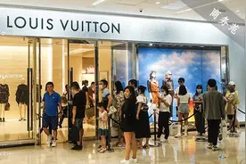 为什么最近大家都在排队买奢侈品？图片