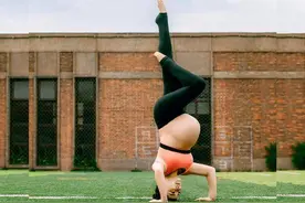 运动达人怀孕后有多强？刘璇挺孕肚倒立，普通人表示：真来不了图片