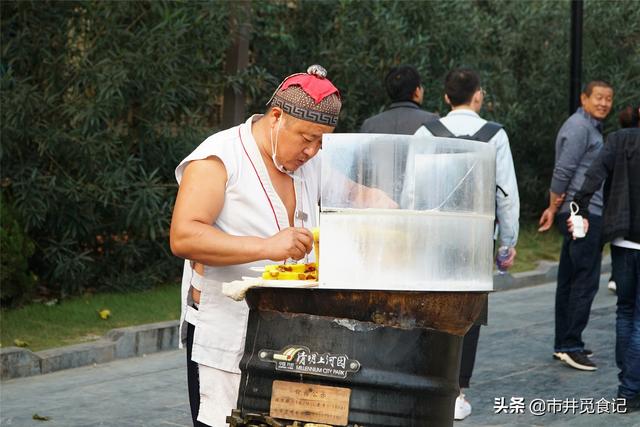 河南大叔卖切糕成网红，一天能卖五千多元，儿子“抢生意”也摆摊