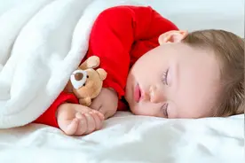 孩子晚上睡觉踢被子，除了热，还与这两个原因有关，家长要重视图片