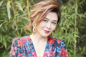 关之琳真是放得开，穿碎花裙秀"丝袜腿"，"过山车"身材藏不住图片
