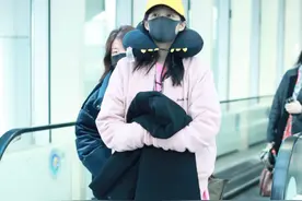 关晓彤这腿真的太优秀了！穿粉色棉衣搭紧身裤，大长腿又细又直图片