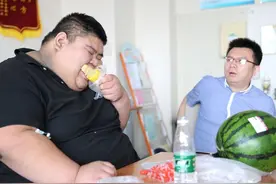 “中国第一胖”减肥一年，平均一天减1斤，瘦身成功后抱得美人归图片