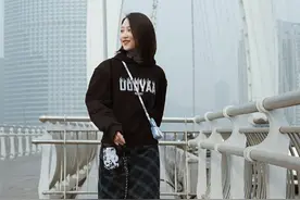 秋天卫衣怎么穿？除了不搭牛仔裤，这“3种”下装都可以，特时髦图片