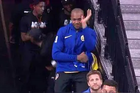 盘点NBA最搞笑技术犯规：邓肯微笑吃T排第二，叉个腰也犯规！图片