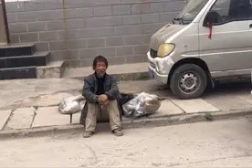 一块西瓜不舍得吃，兄弟俩捡废品不离不弃，小伙相助让老人笑开颜图片