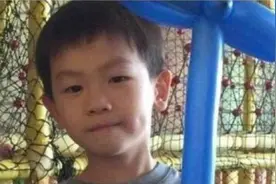王宝强开豪车接儿子，父子同框超级像，网友：谣言不攻自破图片
