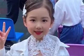 有些人生来就是主角，幼儿园举牌女孩走红，天生丽质难自弃图片