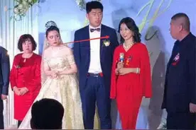 婚礼“最年轻婆婆”走红，是婆婆故意抢风头，还是新娘气场太低？图片