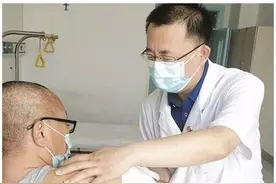 广场舞也没那么安全，活动剧烈可使人受伤——　　　　小心跳广场舞易伤肩图片