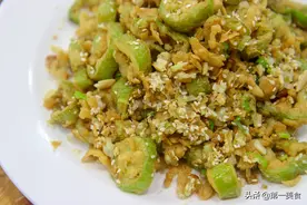 辣椒圈最好吃的做法，厨师长用面粉一裹一炸，口感酥脆，吃着过瘾图片