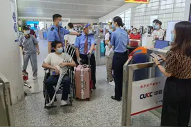 徐州东站的暖心一幕被旅客点赞图片