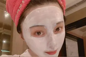 范冰冰没骗我，敷面膜时多加1步，不仅皮肤水嫩，眼睛也变亮了图片