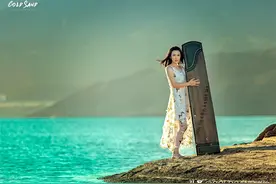 黑山湖边弹古筝的女孩，沉浸在优雅的音乐中,琴音悠长图片
