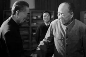 76年周总理逝世，邓小平修改悼词上交毛主席，主席含泪批示：同意图片