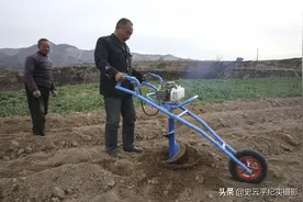 山沟里农民用一种农具挖苹果树坑，省时省力效率高，看看啥机器图片
