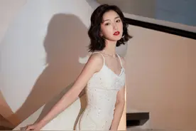 32岁毛晓彤晒美照，穿深v裙却无事业线，网友：胸和肚子一样平图片