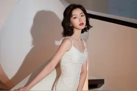 32岁毛晓彤晒美照，穿深v裙却无事业线，网友：胸和肚子一样平图片