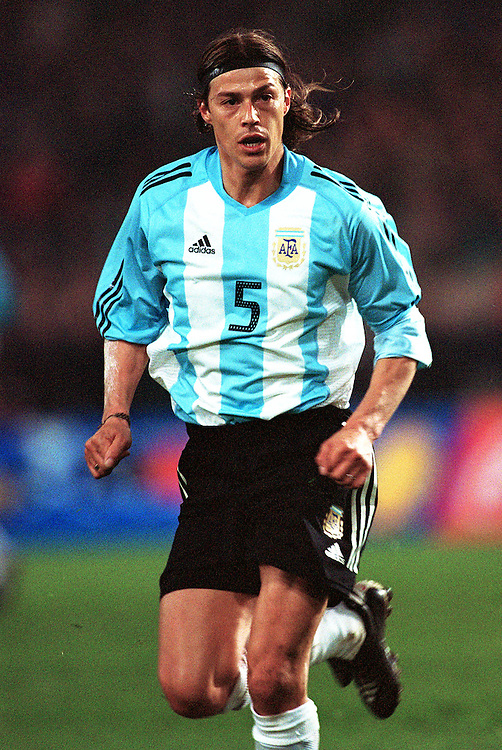 意甲名宿阿尔梅达:以一防二的阿根廷悍将,巅峰可争世界最佳后腰