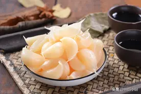 腌蒜时别只放糖和醋，教你正确方法做出酸甜爽口，家人爱吃益健康图片