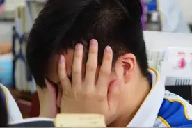 考生被中山大学录取，填报志愿服从调剂，母亲看到专业要求他复读图片