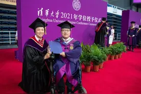 魏祥坐轮椅上清华，容易吗？看看魏母忙前忙后，你就知道了图片