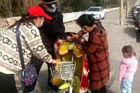 电动车侧翻女童被压 石家庄城管队员伸援手图片