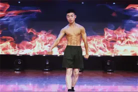 “男友力”爆棚，兵哥哥大型肌肉选秀现场图片
