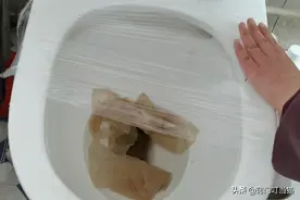 马桶堵了不用慌，只需一个保鲜膜，2分钟疏通马桶，不花冤枉钱图片