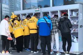 骑手严重饱和，单价从15块降到3块，外卖小哥：30个人抢一个订单图片